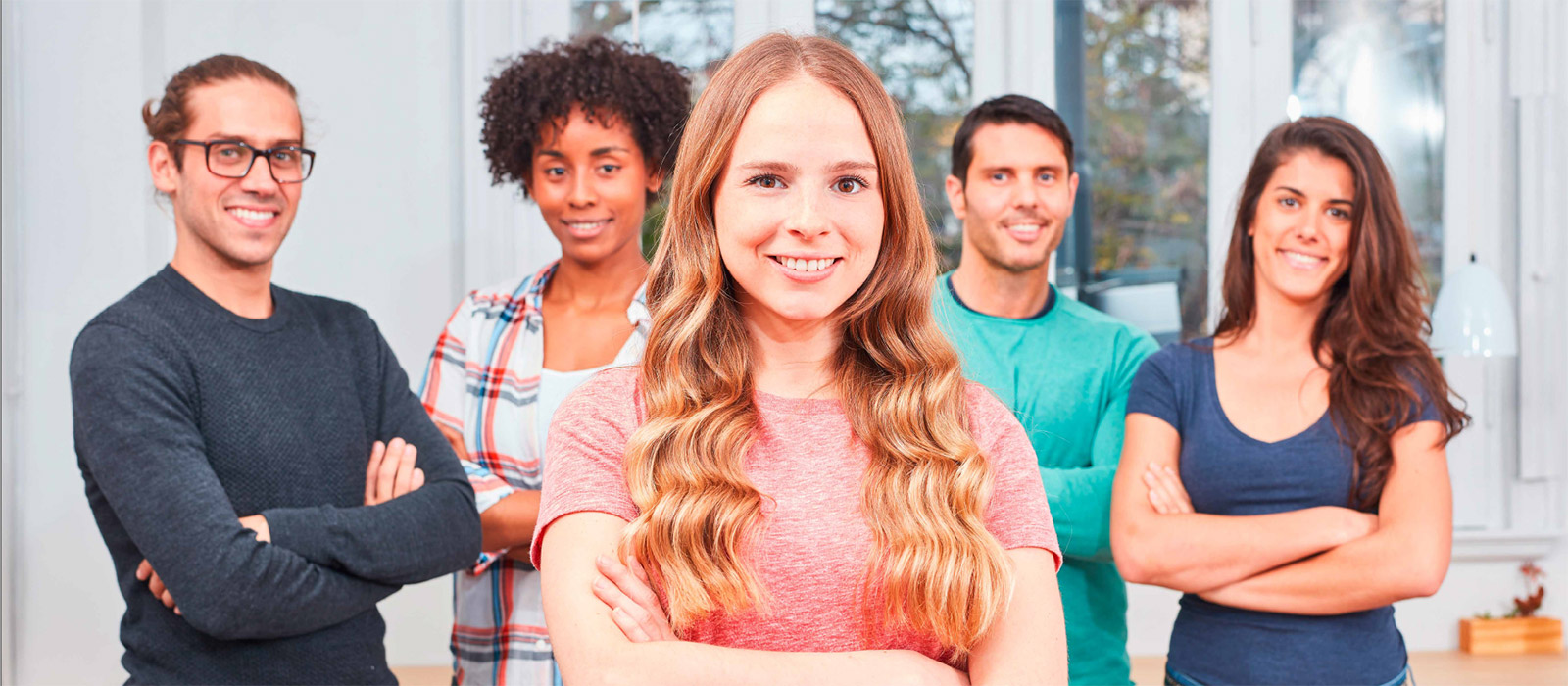 Halbportrt eine Gruppe Jugendlicher schaut lchelnd in die Kamera