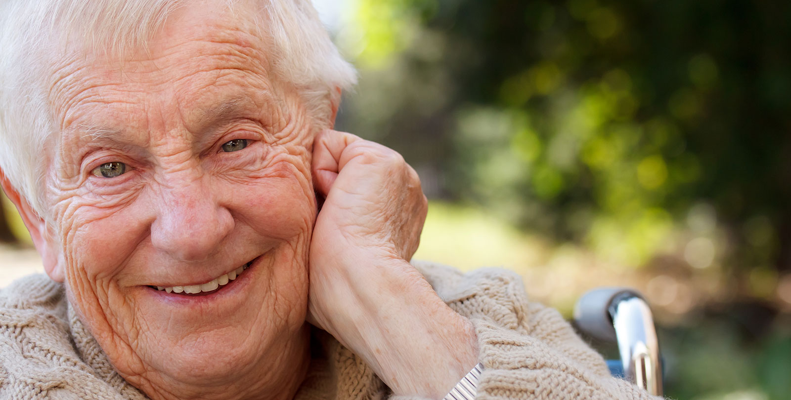 Senior lchelt in die Kamera