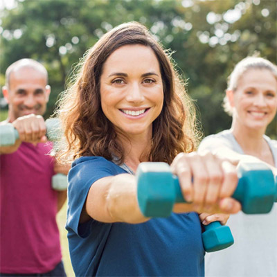 Drei junge Erwachsene beim Training mit kleinen Hanteln
