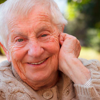 Portrt Senior lchelt in die Kamera